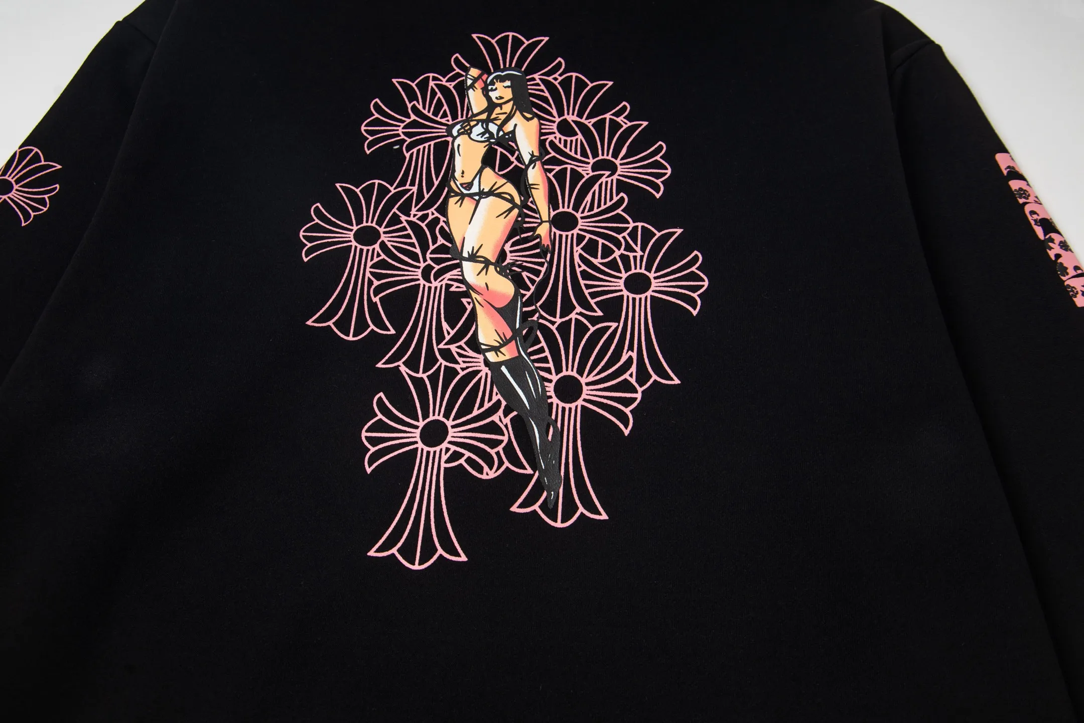 P280 Style number: Y265 Chrome Hearts Deadly Doll co-branded comic girl zipper long-sleeved hooded sweatshirt jacket. Heavy production. Scan the QR code to enter the official website in seconds. All customized originals are the same. Many details. What you see is what you get. Look for the exclusive background. Zhengerbajing 500g pure cotton large terry fabric. All fabrics have been shrunk in advance. Quality first. What you see is what you get. The pattern will not change after one wash. Distinguish some disposable clothes in the market. Three standards The packaging is complete, all original versions are restored and customized, the same style for men and women is versatile, a more classic version, the version is very unique, hangtag, hanging particles, washed, packaging bag, full set of accessories, very good appearance, super exquisite workmanship, color: black, size: S-XL